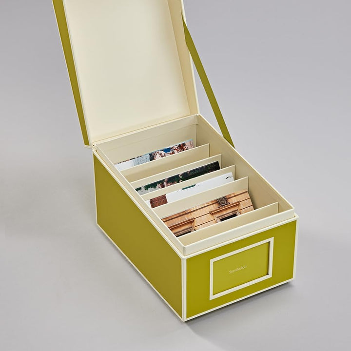 Semikolon 370080 CD- und Fotobox - 17,7 x 15,7 x 25,6 cm - für 10 x 15 cm Fotos - Cover matcha hell-