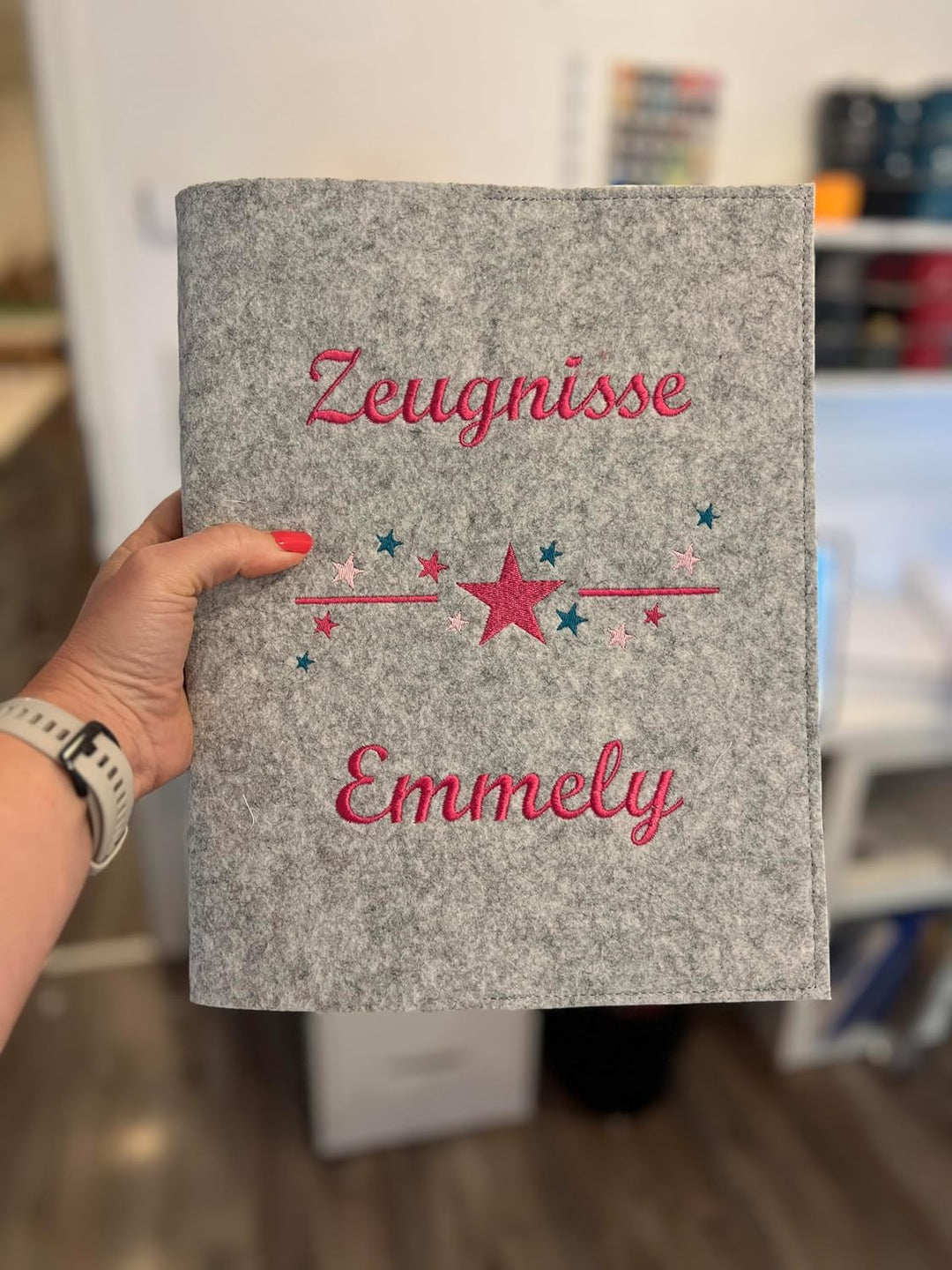 Personalisierte Zeugnis Mappe A4 aus Filz | Sternchen| hochwertig bestickt | Schulkind | Geschenk |