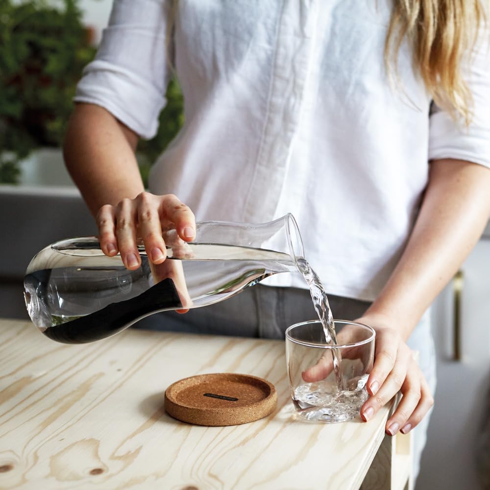 black+blum Persönliche Karaffe mit Trinkglas - 800 ml, Borosilikatglas/Kork, Masse: 10 x 10 x 25 cm