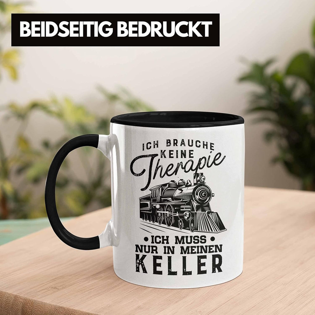 Trendation - Modelleisenbahn Tasse Geschenk für Eisenbahner Spruch Ich Muss In Meinen Keller (Schwar