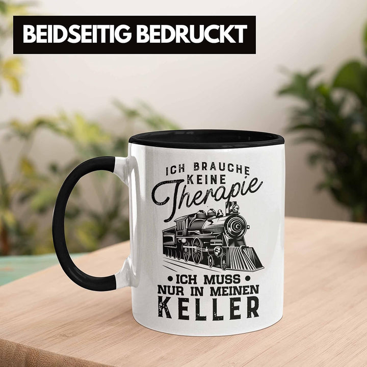Trendation - Modelleisenbahn Tasse Geschenk für Eisenbahner Spruch Ich Muss In Meinen Keller (Schwar
