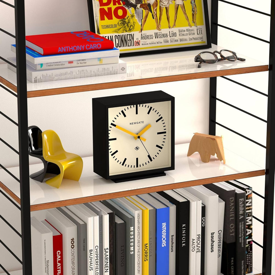 NEWGATE® Amp Schreibtisch Uhr | Quadratische bahnhofsuhr Design | Schwarzes gehäuse mit gelben zeige