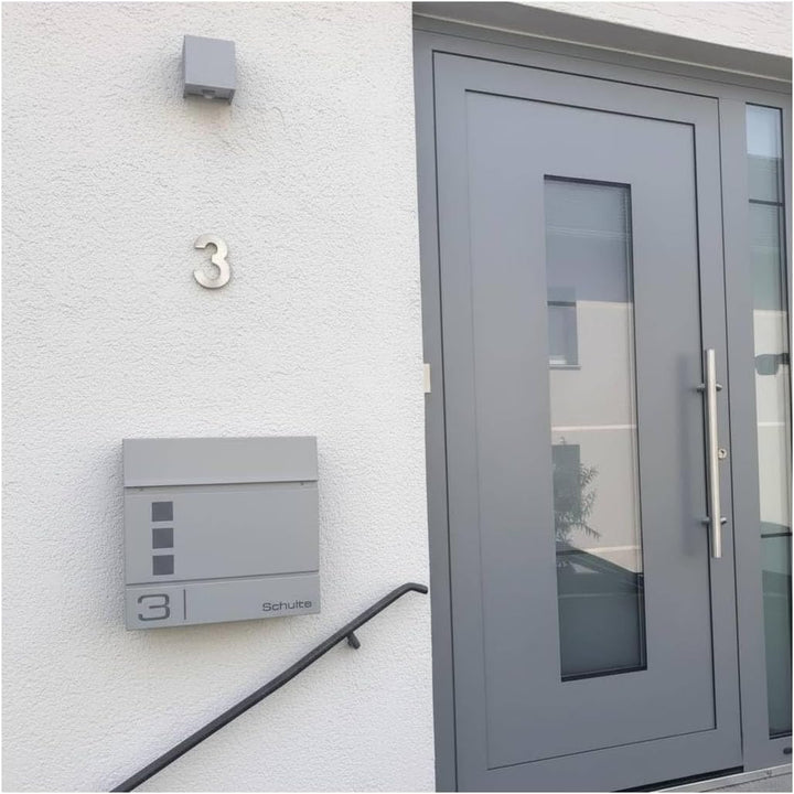 Metzler Briefkasten in Graualuminium RAL 9007 Cube - Name &amp; Hausnummer als Lasergravur - Design Wand