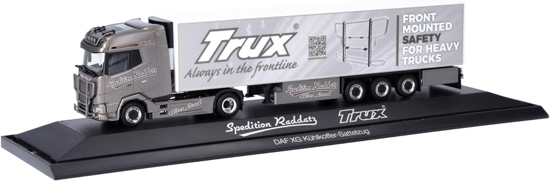 Herpa LKW Modell DAF XG Kühlkoffer-Sattelzug Sven Raddatz/TRUX (Niedersachsen/Jork), Miniatur im Mas
