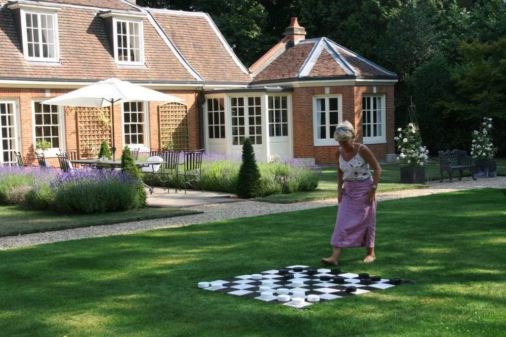 Übergames XXXL Garten Dame Figuren aus langlebigem PVC für Freiland Garten und Parks