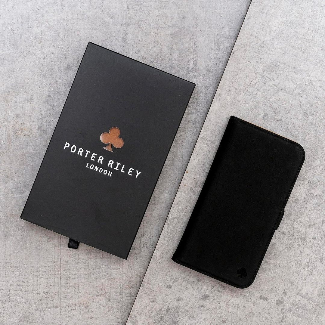 Porter Riley – Lederhülle kompatibel mit iPhone 16 Pro. Hochwertiges Nubukleder mit Standfunktion, K