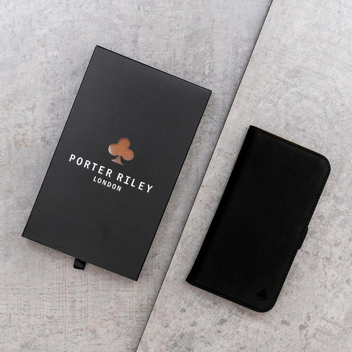 Porter Riley – Lederhülle kompatibel mit iPhone 16 Pro. Hochwertiges Nubukleder mit Standfunktion, K