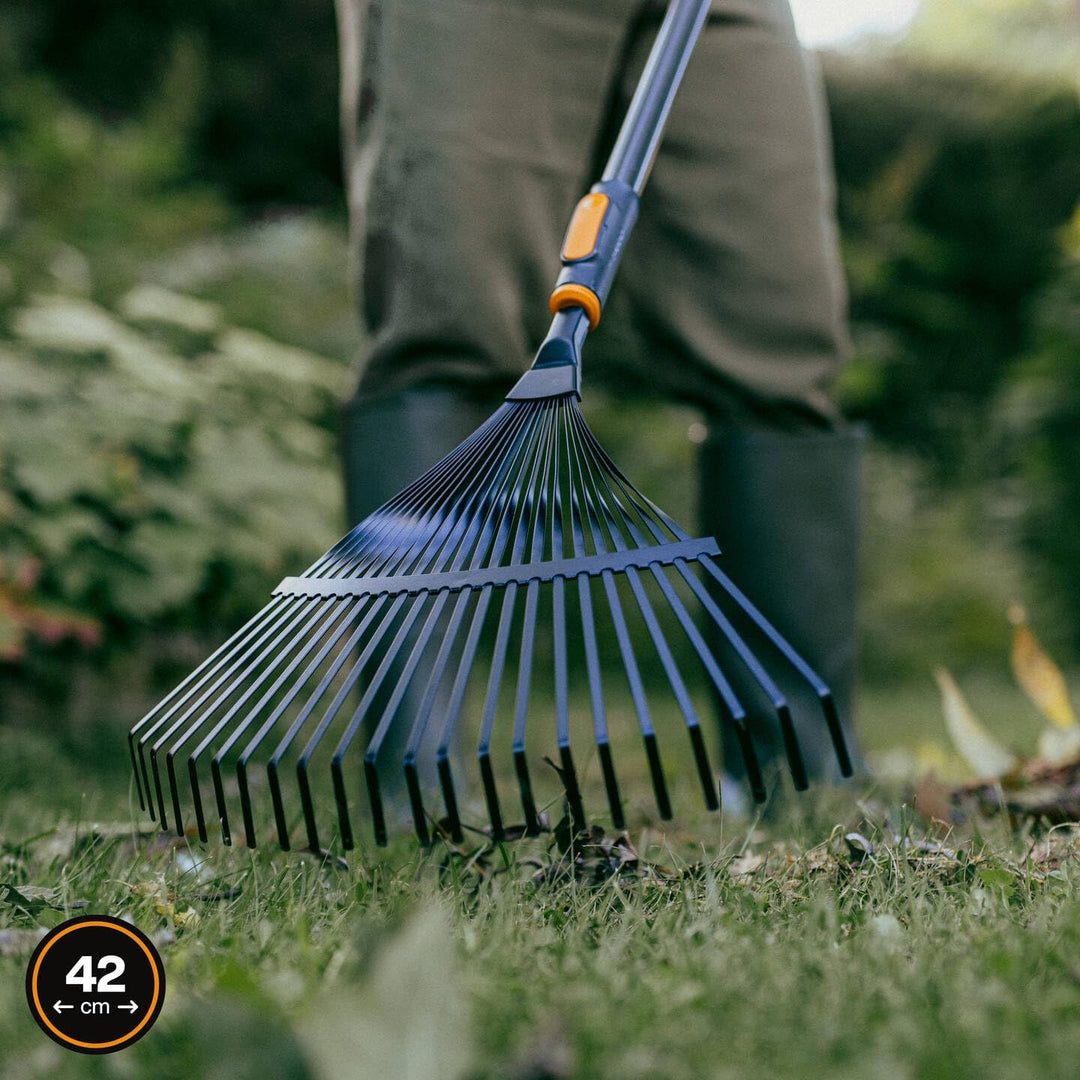 Fiskars OneClick Metall-Fächerbesen, Robuster Rasenrechen-Aufsatz zum Entfernen von Moos und Rasenfi