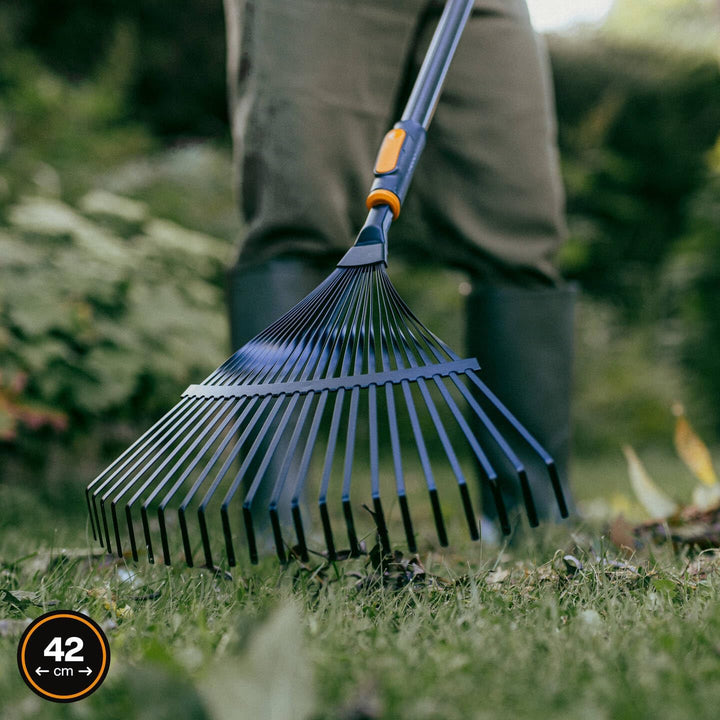 Fiskars OneClick Metall-Fächerbesen, Robuster Rasenrechen-Aufsatz zum Entfernen von Moos und Rasenfi