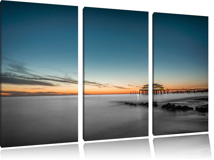 Pixxprint Timmendorfer Strand bei Sonnenuntergang Schwarz/Weiss 3-Teiler Leinwandbild 120x80 Bild au