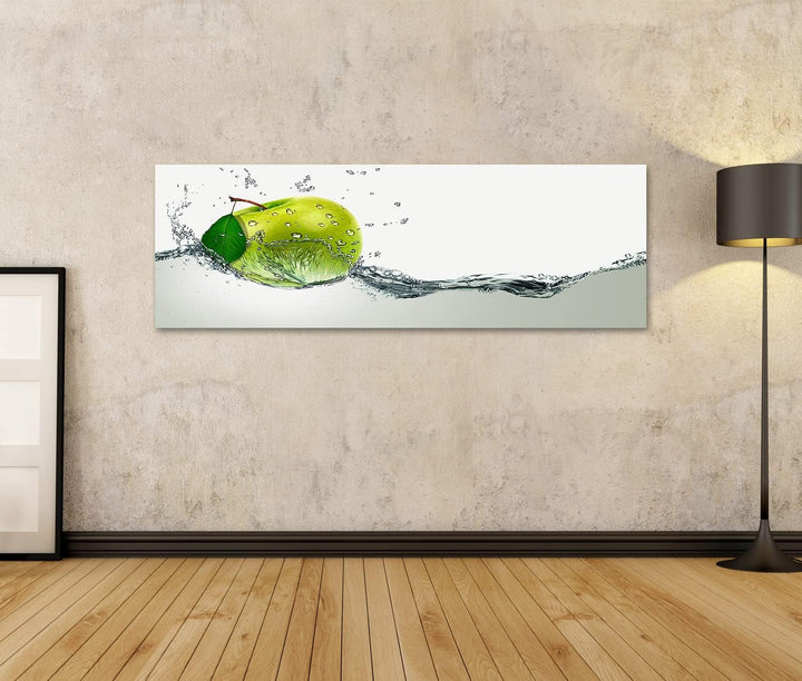 islandburner Bild auf Leinwand Grüner Apfel Taucht In Wasser Auf Weissem Hintergrund Bilder Wandbild