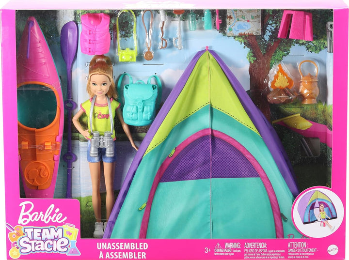 Barbie GJB58 - Team Stacie Puppe und Sommer-Camp Spielset mit Zelt, Kajak und mehr als 15 Zubehörtei