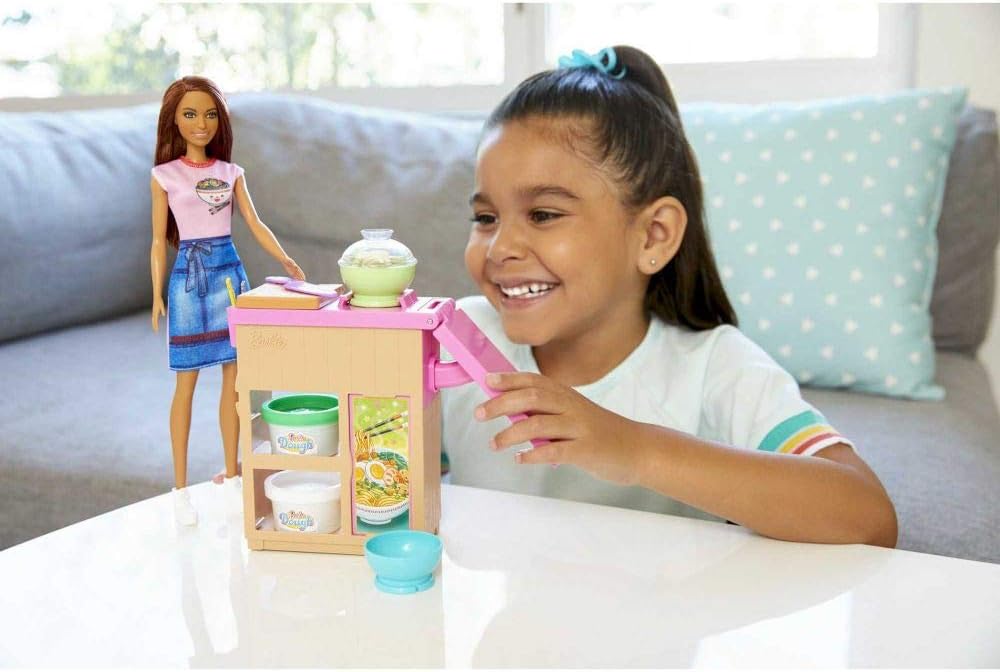 Barbie GHK44 - Pasta-Spielset und Puppe (brünett) und Arbeitsbereich, mit Zubehör und Spielknete, Sp
