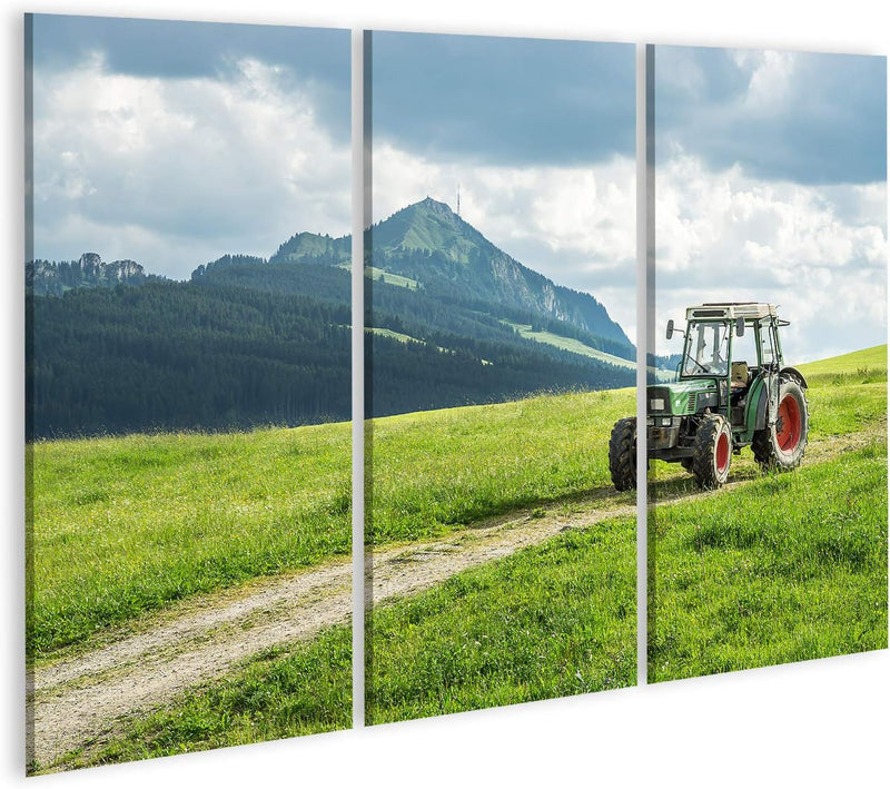 Bild Bilder auf Leinwand Alter Traktor auf der Wiese Schöner Bergblick in den Alpen Wandbild Poster