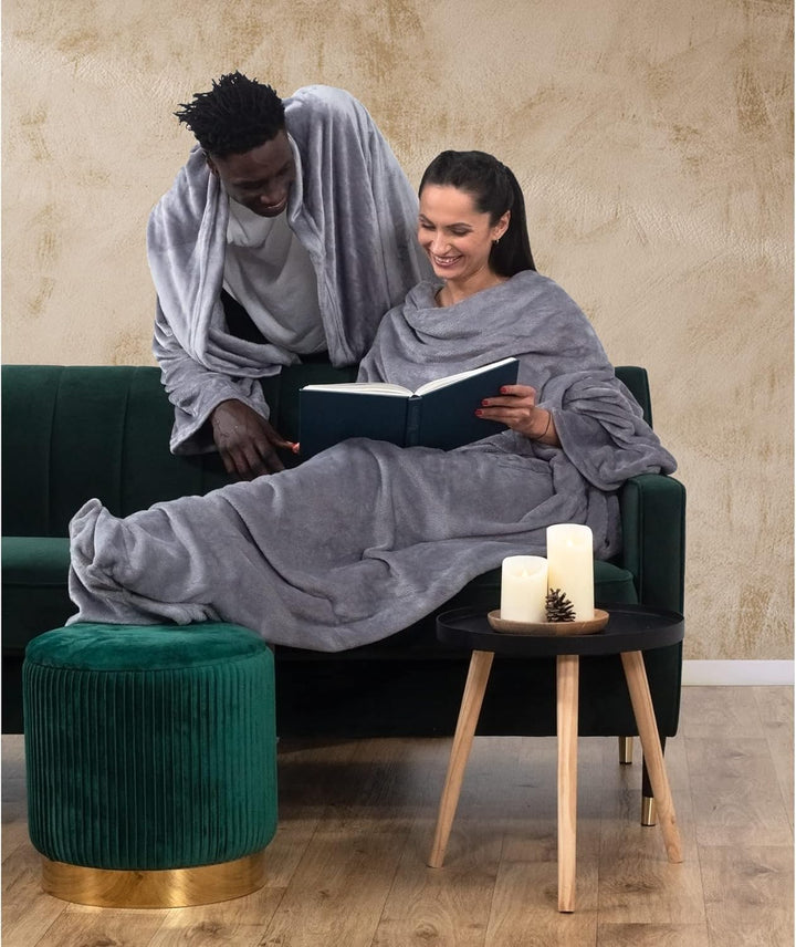 DecoKing Decke mit Ärmeln Geschenke für Frauen und Männer 150x180 cm Silber Microfaser TV Decke Kusc