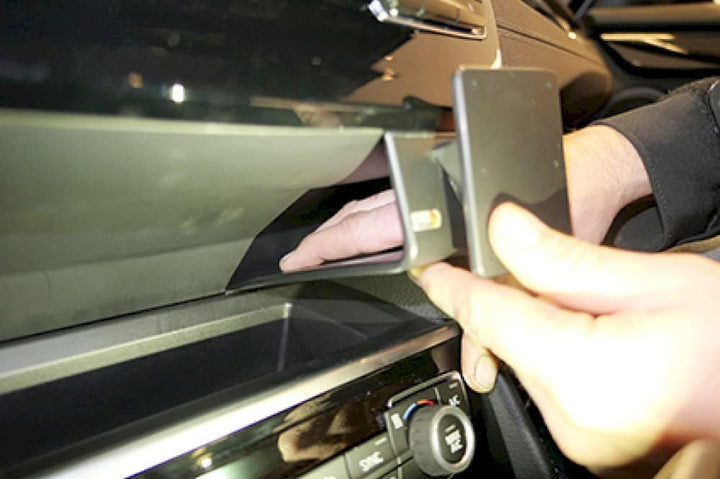 Brodit | ProClip Fahrzeughalter 855557 | Made IN Sweden | Winkelbefestigung | für linkslenkende Fahr