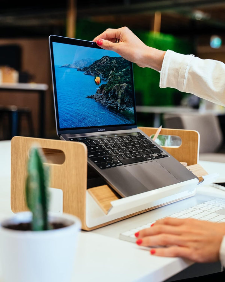 Gustav XL Laptopständer & Organizer aus Holz – Tragbarer Schreibtischaufsatz, ergonomisch, inkl. Han
