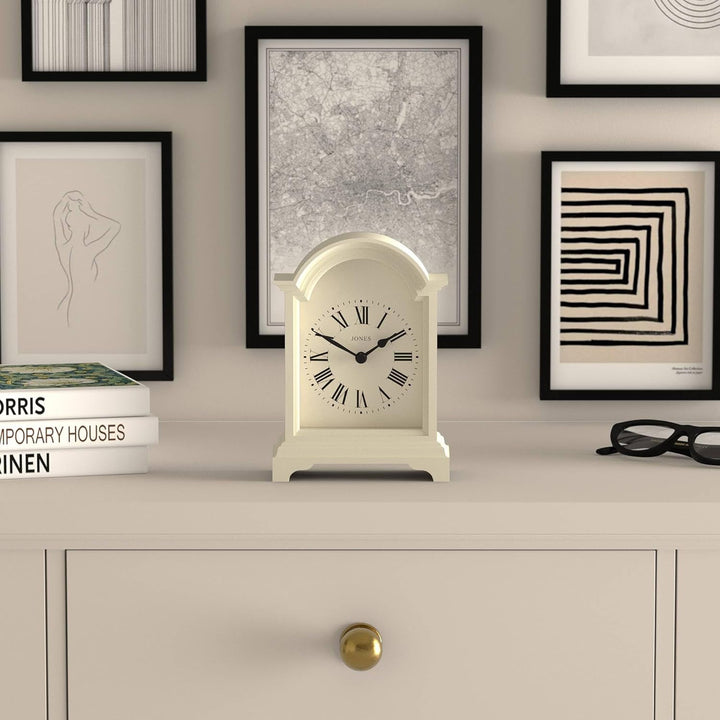 JONES CLOCKS® Bistro kaminuhr | Klassisches Design Einer Arch top Carriage Uhr | Blasscreme | Zeitge