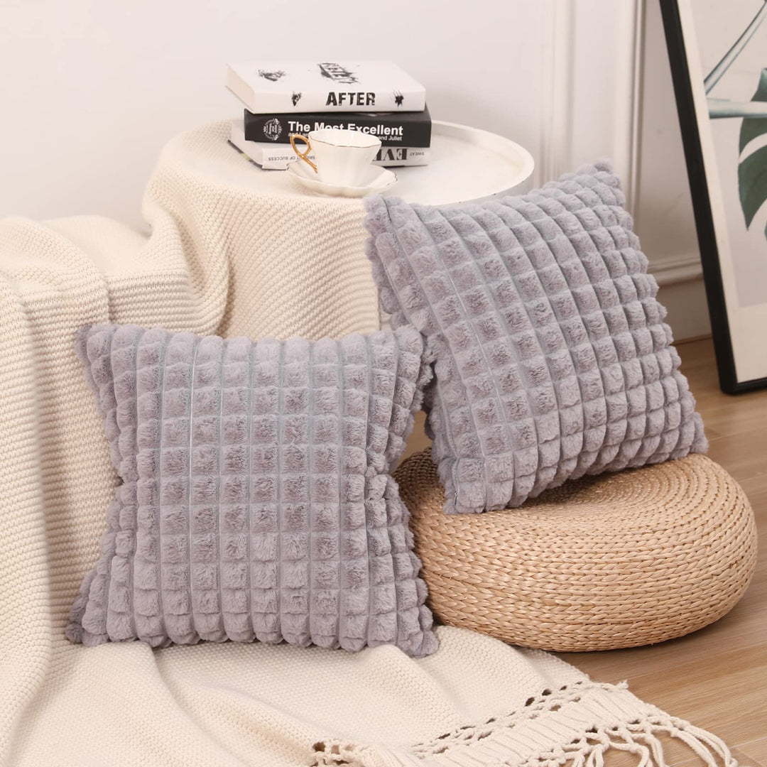 Mandioo 2er Set Super Soft Plüsch Faux Pelz Dekokissen Kissenbezüge 50x50 cm Hellgrau, Plaid Textur
