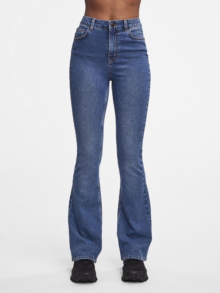 PIECES Damen Pcpeggy Flared Hw Jeans Mb Noos Bc, M Medium Blue Denim