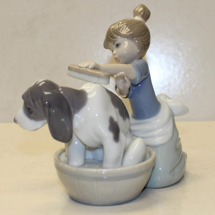 LLADRÓ Mädchen-Figur Hundebad. Mädchen. Porzellan.