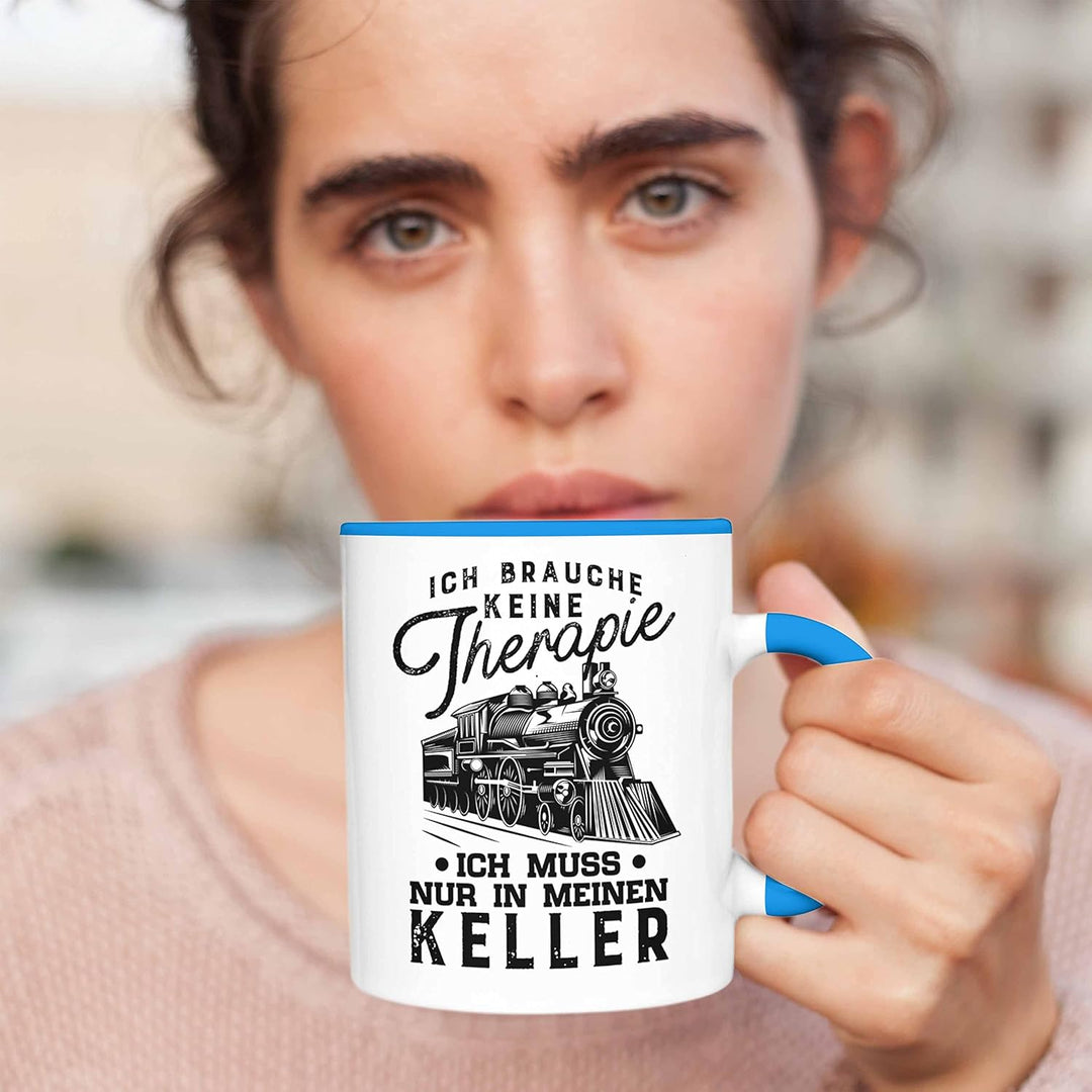 Trendation - Modelleisenbahn Tasse Geschenk für Eisenbahner Spruch Ich Muss In Meinen Keller (Blau),