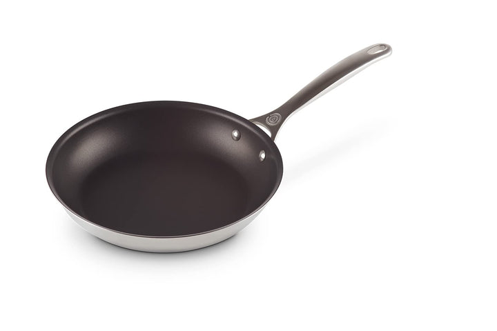 Le Creuset Antihaftbeschichtete flache Pfanne aus 3-ply PLUS Edelstahl, 26 cm, 96600226000000 26 cm