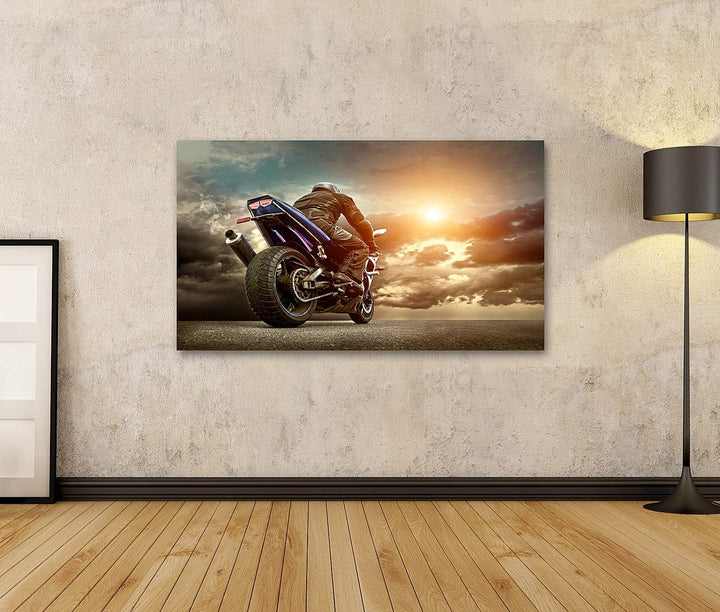 islandburner Bild auf Leinwand Mann Sitz Auf Dem Motorrad Unter Himmel Mit Wolken Bilder Wandbilder