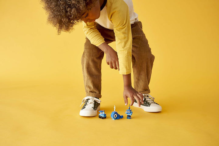 LEGO 11006 Classic Blaues Kreativ-Set, kreatives Spielzeug ab 4 Jahren mit Spielzeug-Wal, Zug, Robot