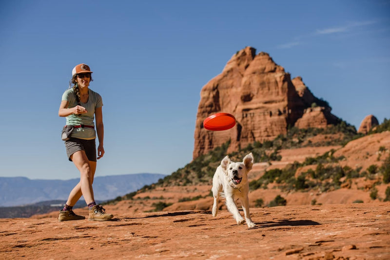 RUFFWEAR Camp Flyer Hundespielzeug, 2-in-1, flexibel und pannensicher, Wurfscheibe und Napf für Haus