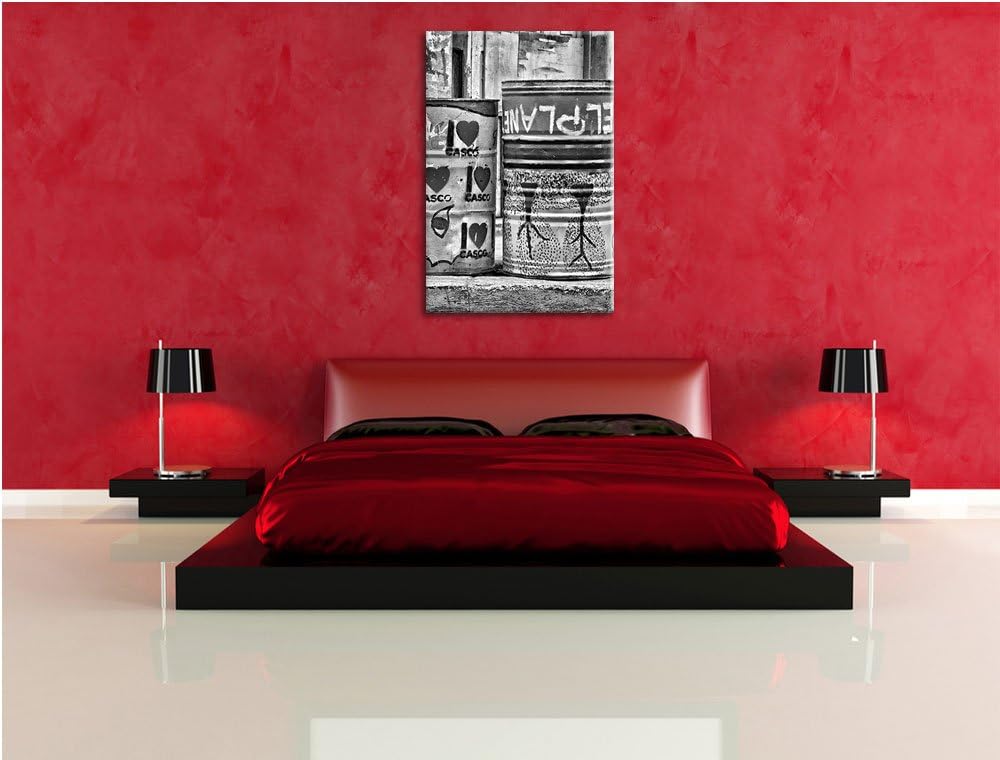 Pixxprint Monocrome, buntbemalte Fässer am Strassenrand, Format: 100x70 auf Leinwand, XXL riesige Bi