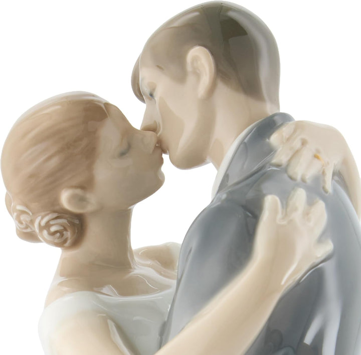 NAO Porcelain by Lladro A KISS Forever (Bride & Groom, Marriage, Wedding, Collection) 2001613