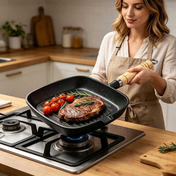 Grillpfanne 22x22 cm, Steakpfanne mit Ausgiesser und Holzgriff Geeignet für Induktion und Herdarten