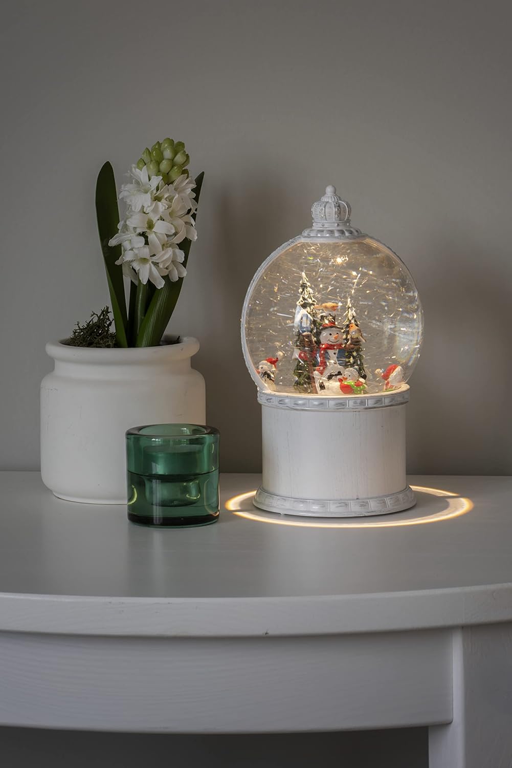 Konstsmide LED Kugellaterne, Schneemann mit Baum", weiss, wassergefüllt, wählbare Energiefunktion, m