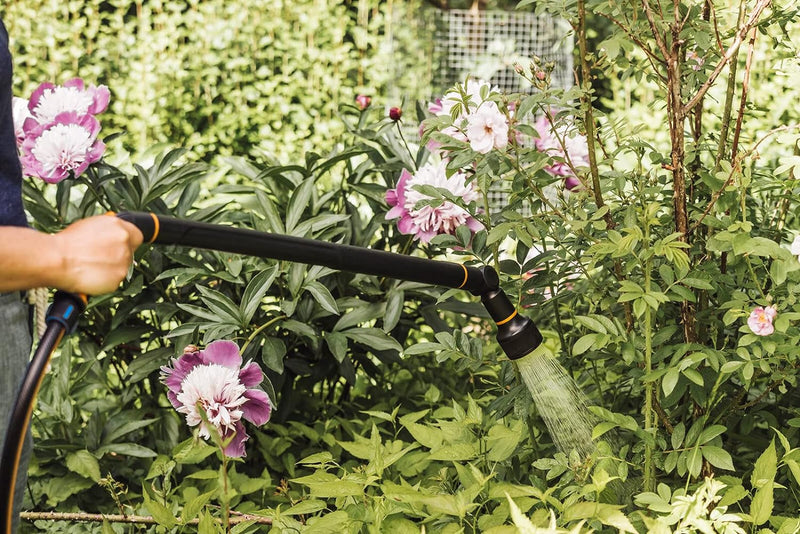 Fiskars Giessstab mit 3 Funktionen, Schwenkbarer SoftGrip Düsenkopf, Durchflusskontrolle, Universalg