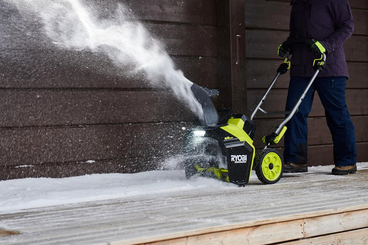 RYOBI 18 V ONE+ Akku-Schneefräse RY18STX45A-240, 45 cm Räumbreite, inkl. 2 x 4,0 Ah Akku und 2,0 A L