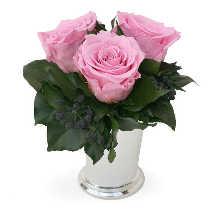 Rosendeko Blumengesteck 2-3 Jahre haltbar Silberbecher 3 Rosa Rosen und Efeubättern - Abmessungen: 1