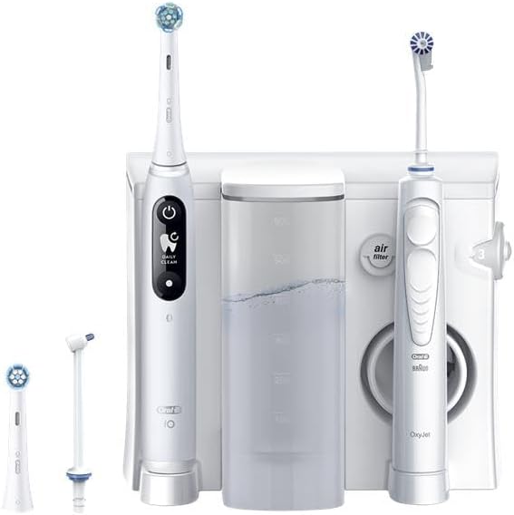 Oral-B Oral Health Center Munddusche mit Oxyjet-Technologie für Zahnreinigung, 2 Ersatzdüsen &amp; iO Se