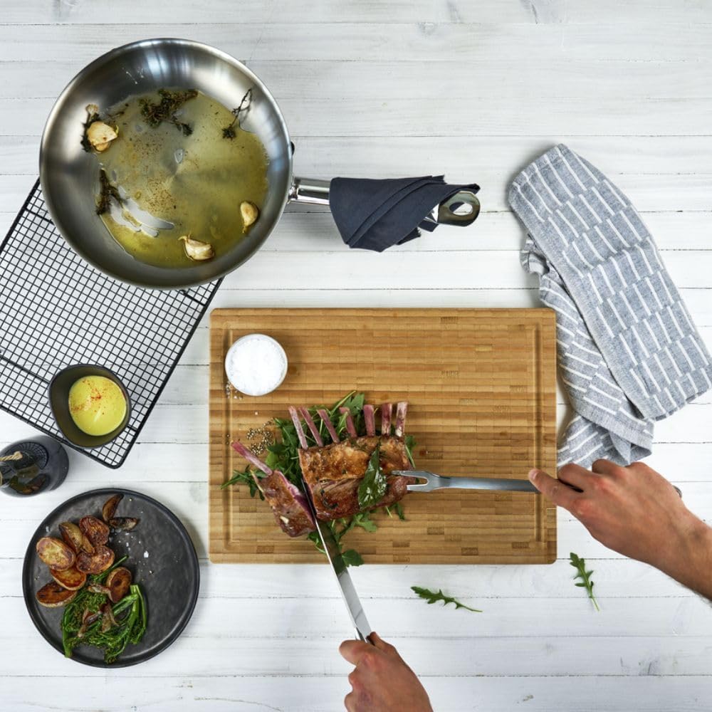 ZWILLING Schneidbrett aus massiven Bambusholz mit Saftrille, beidseitig nutzbar, gross, 42 x 31 cm 4