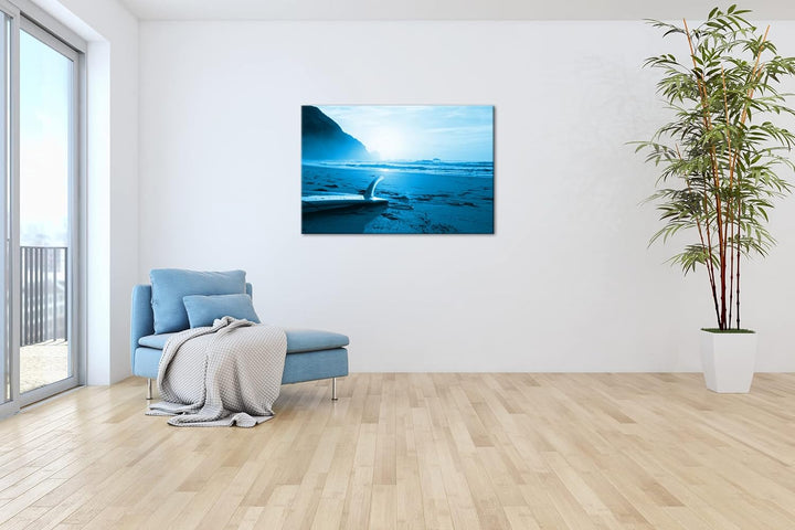 deyoli zurück gelassenes Surfbrett am Strand Format 80x60 Effekt: Monocrome Blau als Leinwandbild, M