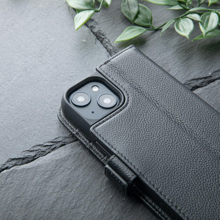 Snakehive Lederhülle für iPhone 14– Klapphülle mit Kartenfächern & Standfunktion (Geflecktes Schwarz