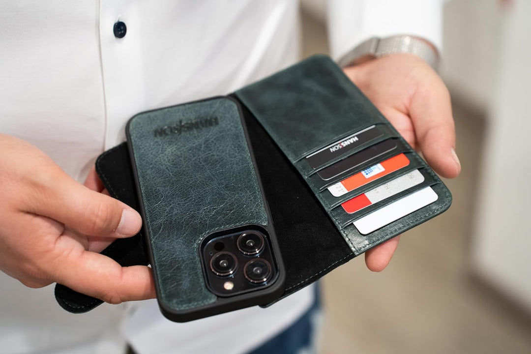 HANS/SON Klappbare Echtlederhülle in Petrol | iPhone 14 Pro Max Ledercase mit Kartenfächern | Lederh