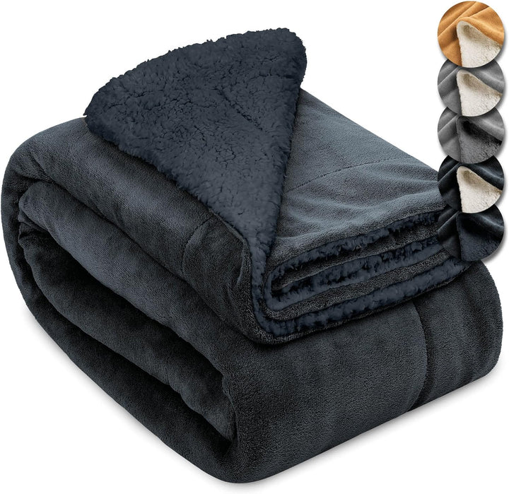 Beautissu Sherpa Sofadecke Alina, 220x240 cm XXL Kuscheldecke flauschig Anthrazit/Anthrazit – Dicke