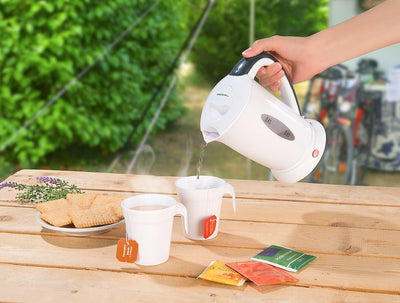 PEARL Reisewasserkocher klein: Reise-Wasserkocher mit 2 Bechern, 110/230 Volt, 650 Watt, 500 ml (Min