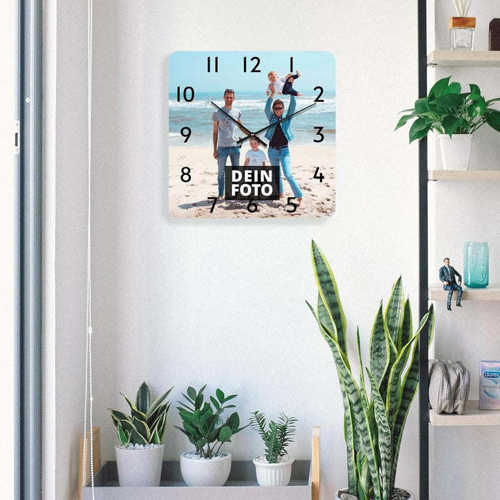 PhotoFancy® - Uhr mit Foto Bedrucken - Quadratische Fotouhr aus Kunststoff - Wanduhr mit eigenem Mot
