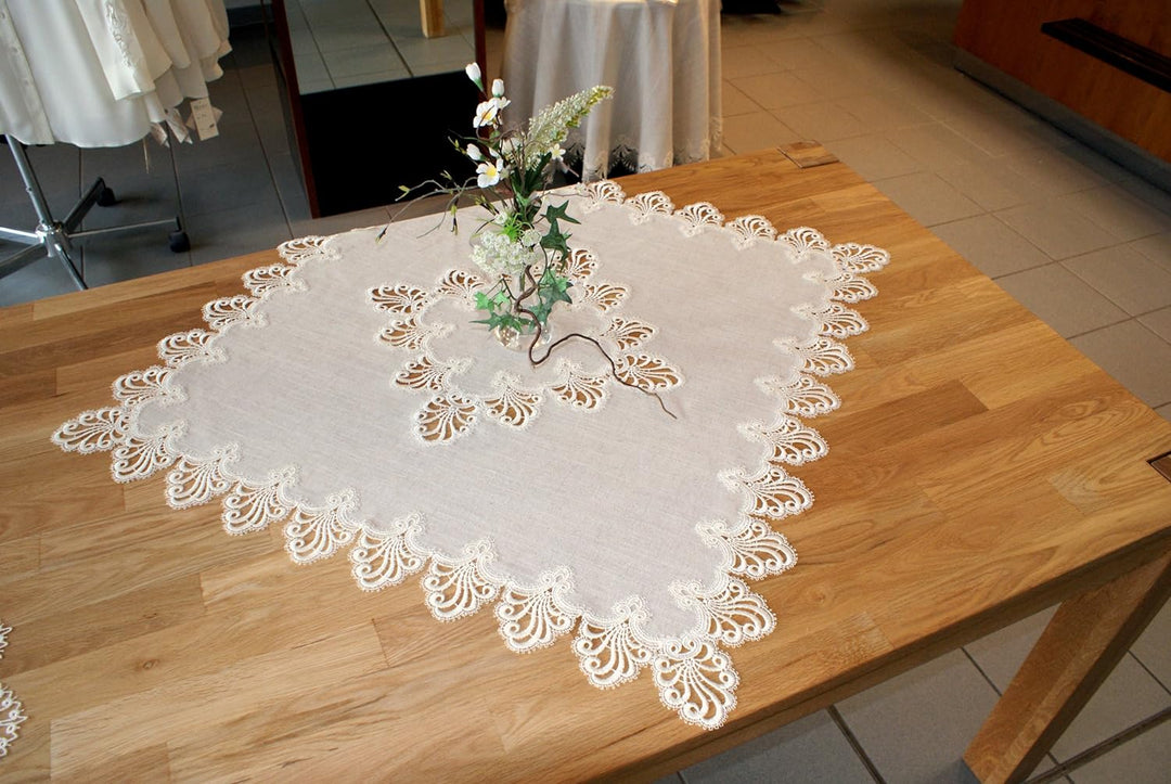 Plauener Spitze by Modespitze 3086L_11_90902 Tischdecke Nizza L, Grösse 90 x 90 cm, rechteckig mit M