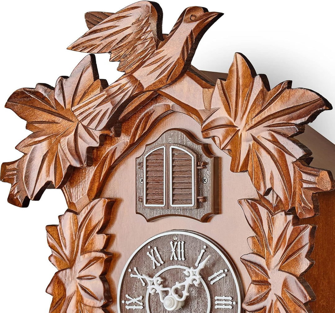 TIMEGEAR Kuckucksuhr mit Nachtmodus, handgeschnitzte Dekorationen und schwingendes Pendel (braun), B
