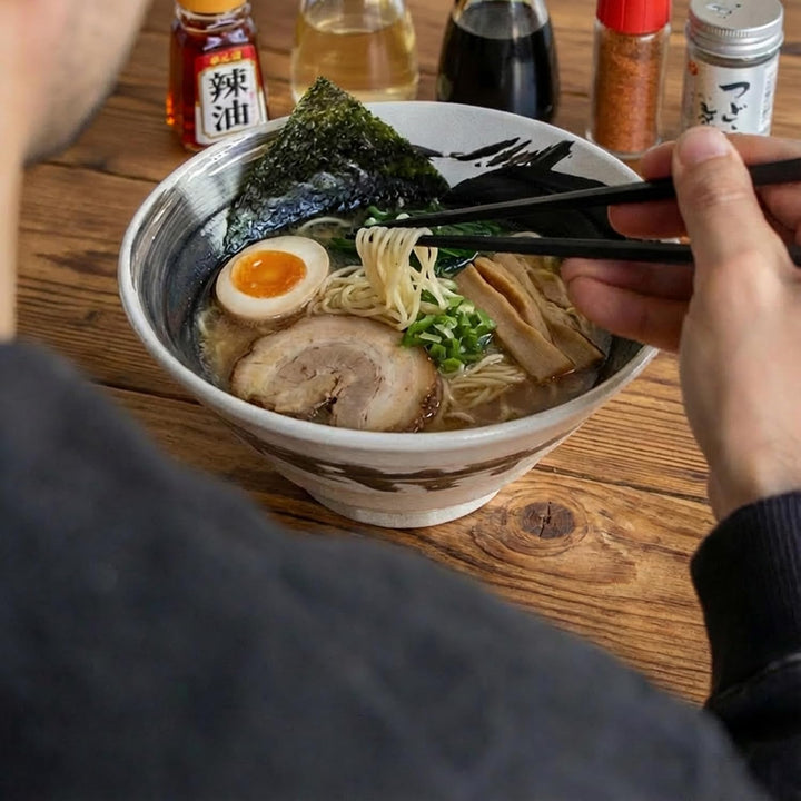 SASUGA Handgefertigte Japanische Keramikschale für Ramen &amp; Udon - Pinsel Strich Nudel-Schale aus Min