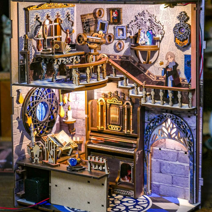CUTEBEE Book Nook Kit mit Staubschutzhülle–DIY Puppenhäuser Miniatur Haus Kit mit LED-Licht,Booknook