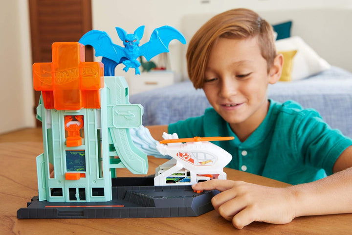 Hot Wheels GJK90 - City Bat-Blitz Krankenhausangriff Spielset zum Herumschieben und Geschichtenerzäh
